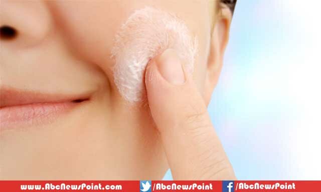 Top-10-Simple-Ways-To-Beautify-Your-Face-Moisturize-Regularly